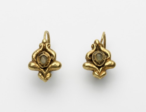 Paar gouden oorringen, stampwerk, waarin een kleine diamant gevat